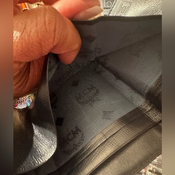 ⭐️⭐️EUC Vintage MCM White and Navy Blue Compact Wallet - Picture 11 of 11